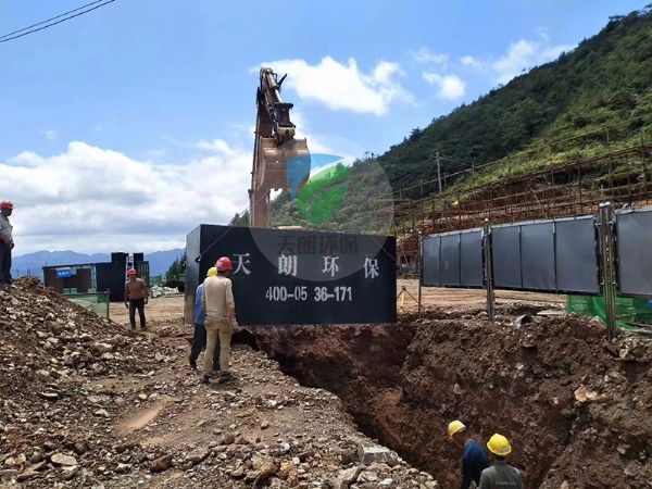 中國華電集團廣西風力發(fā)電站一體化設(shè)備安裝現(xiàn)場