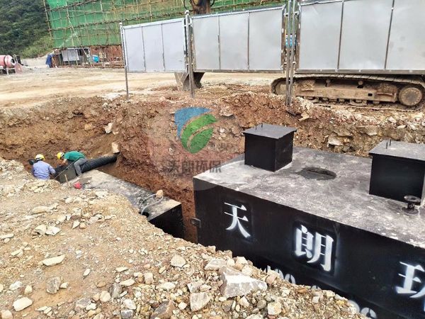 中國華電集團廣西風力發(fā)電站一體化設(shè)備安裝現(xiàn)場